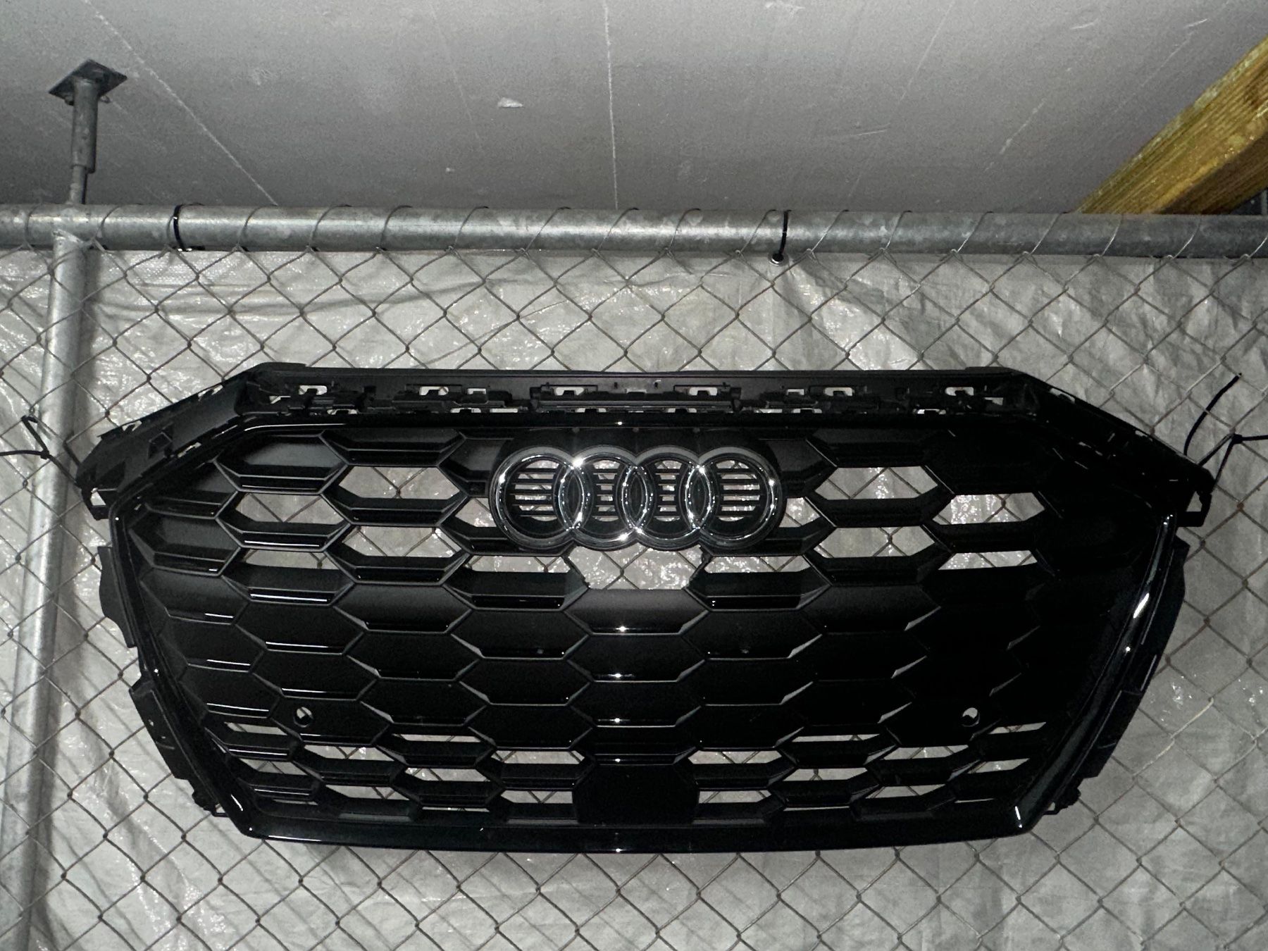 Audi Tutti pezzi di ricambio auto: Audi S3 Grill Schwarz – Usato da Zürich venduto da Isabella_22