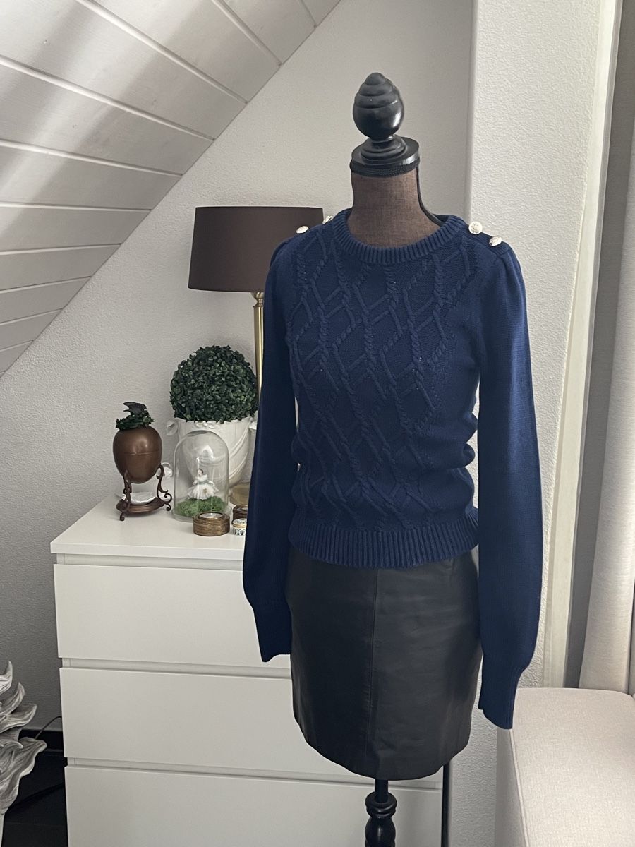 Maglioni & Felpe: OASIS – Dunkelblauer Strukturpullover mit Zierknöpfen – Usato da Winkel venduto da Glamour-Style
