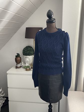 OASIS – Dunkelblauer Strukturpullover mit Zierknöpfen