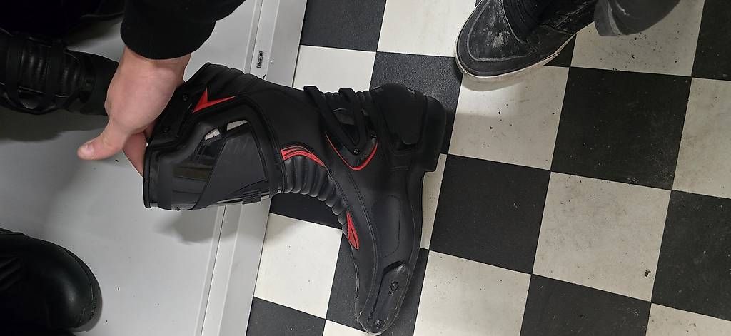 Herrenschuhe: Motorradstiefel Schwarz Rot – Gebraucht aus Boswil von MW1919