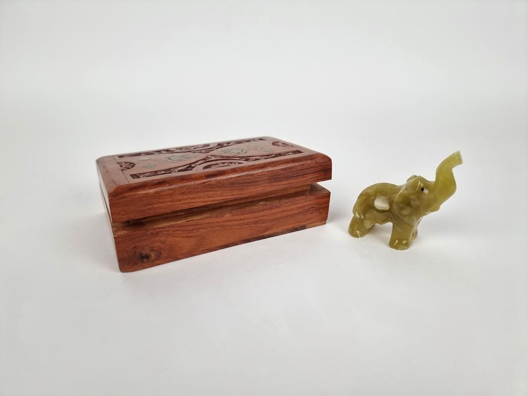 Toutes les décorations: Holzkiste mit Elefant – D'occasion à Urtenen-Schönbühl par Restwert_Schoenbuehl