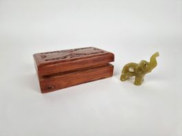 Holzkiste mit Elefant