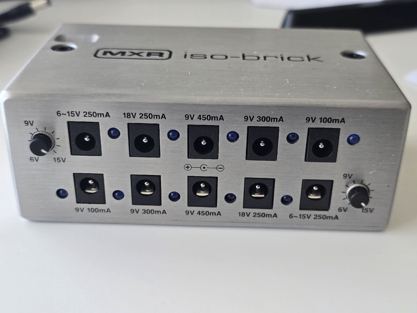 Musikinstrumente: MXR Iso-Brick Pedalpower Power Supply – Gebraucht aus Suhr von Ptriple6 1
