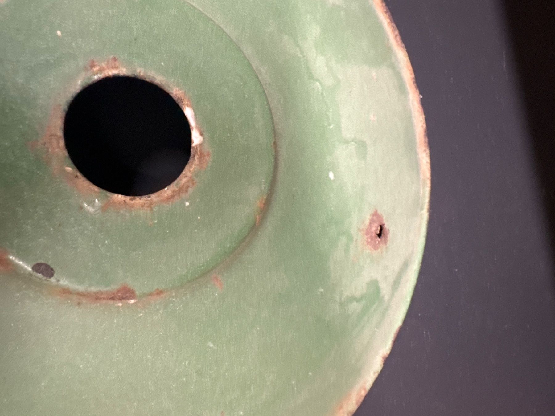 Paralumi: Lampe abat-jour vintage émaillé vert – Usato da Lajoux JU venduto da Briard0 6