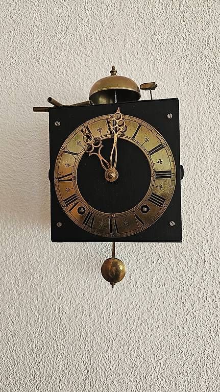 Uhren: Antike Pendeluhr mit Glockenschlag  - revidiert – Gebraucht aus Hunzenschwil von Matthinique