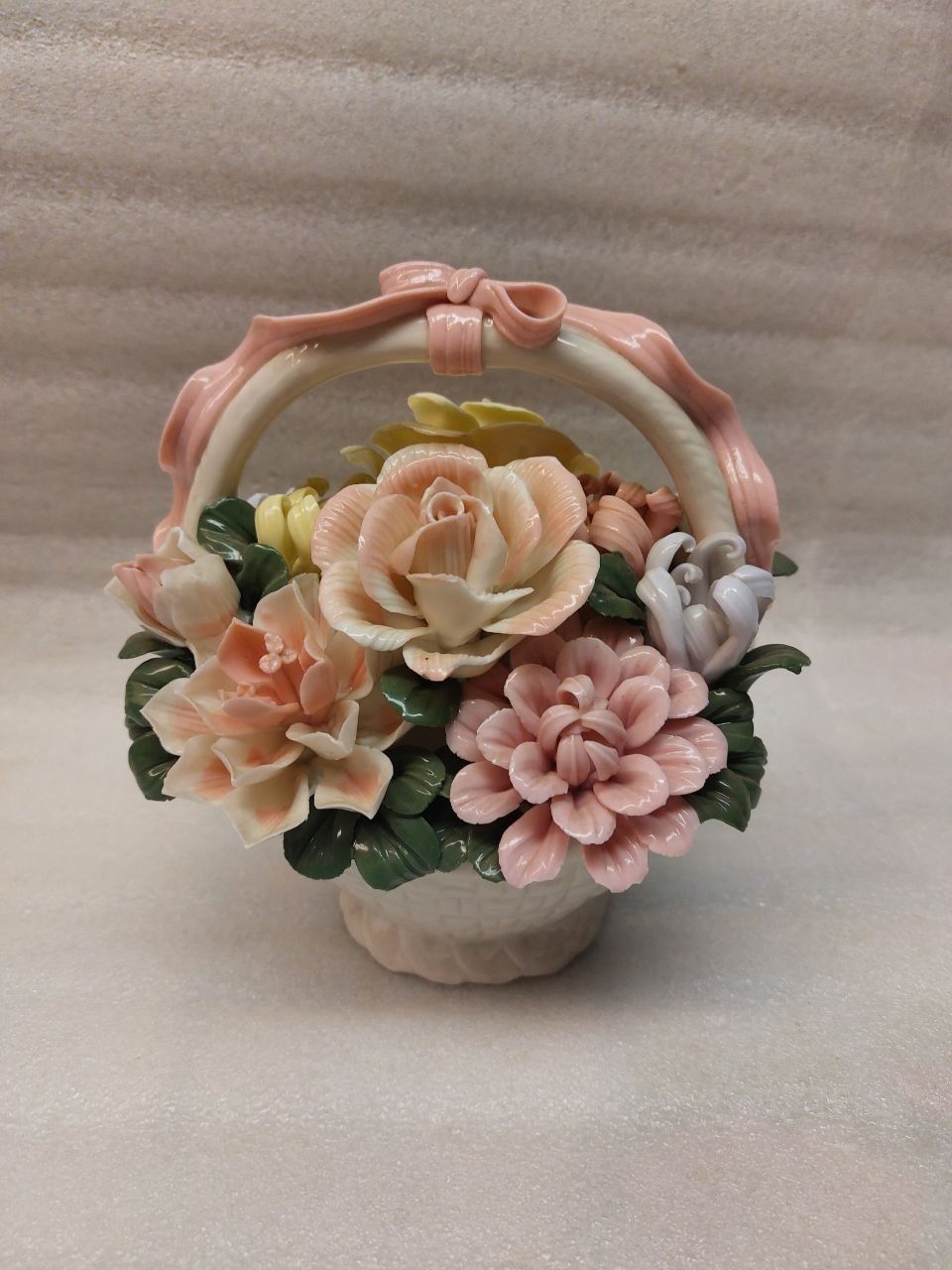 Statuette: Ceramic flower basket, spring decoration – Usato da Pambio Noranco venduto da TREBORLOP