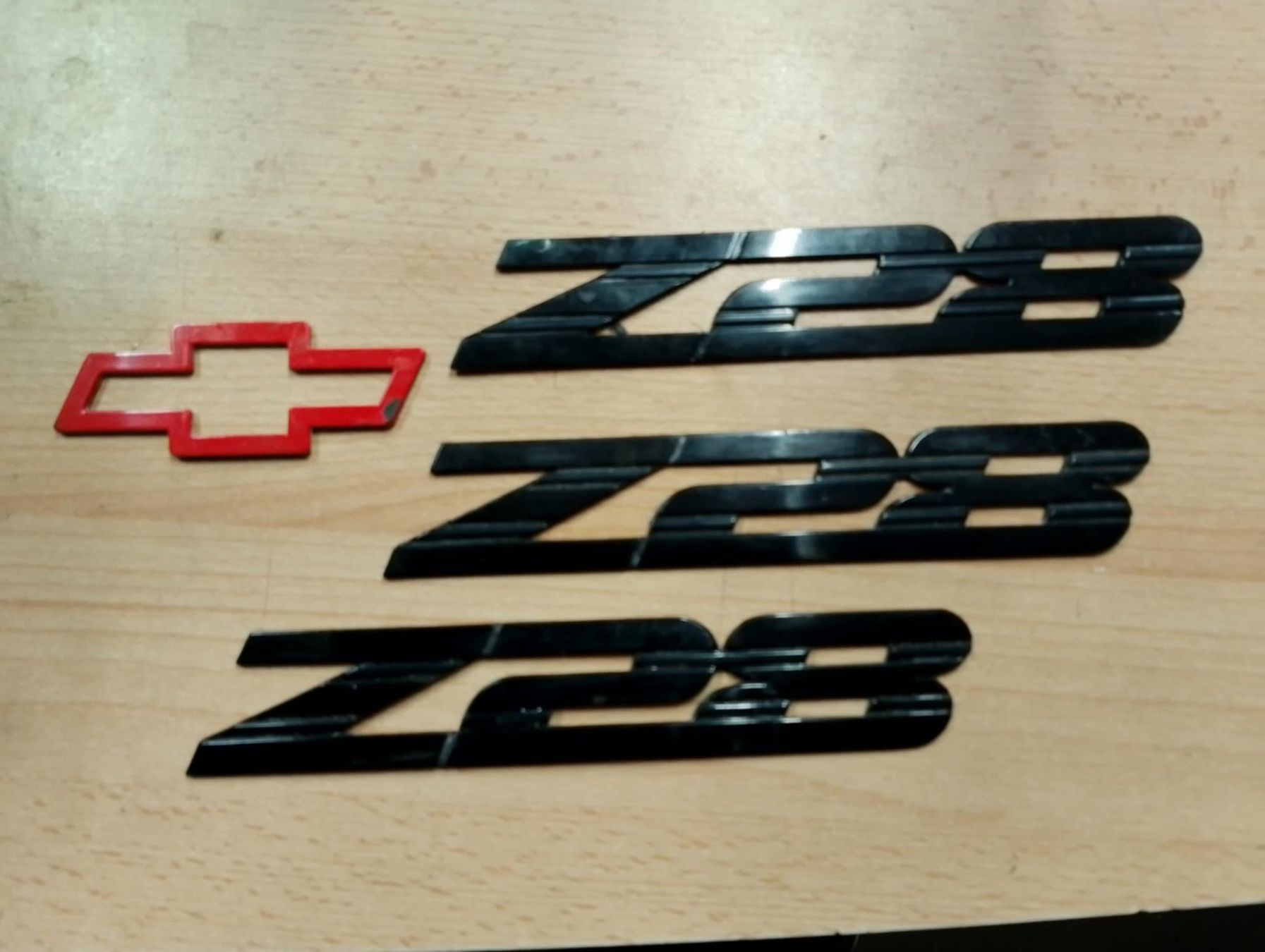 Chevrolet Tutti pezzi di ricambio auto: Camaro Z28, Klebeembleme – Usato da Niedergösgen venduto da usc_l8gm