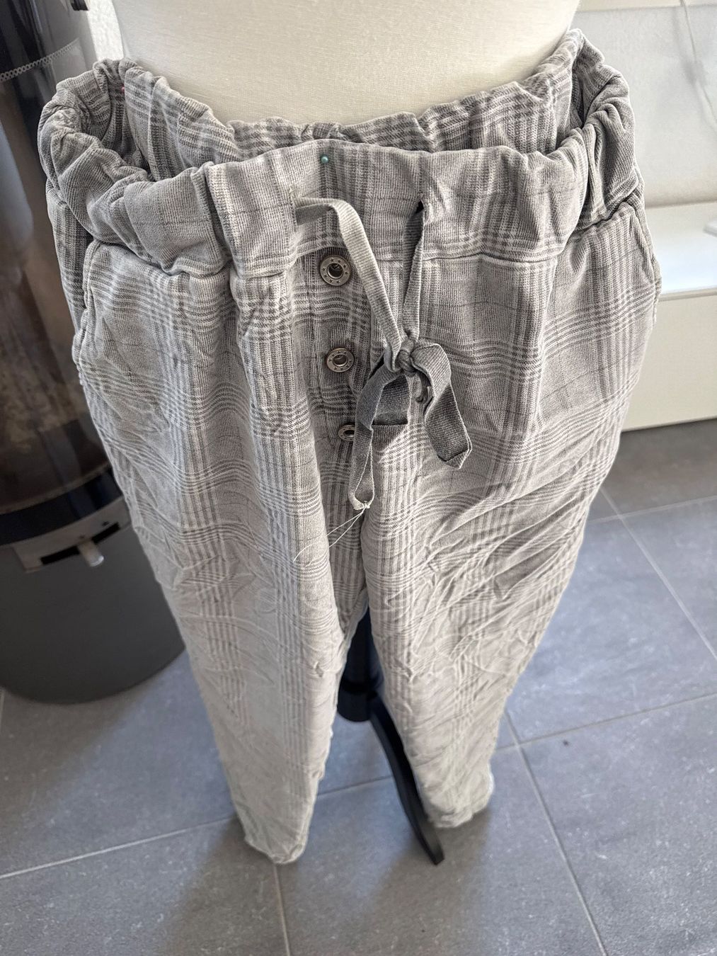 Pantaloni: Coole Checker Hosen Gr. M bequem – Usato da Niederscherli venduto da Doene0 1