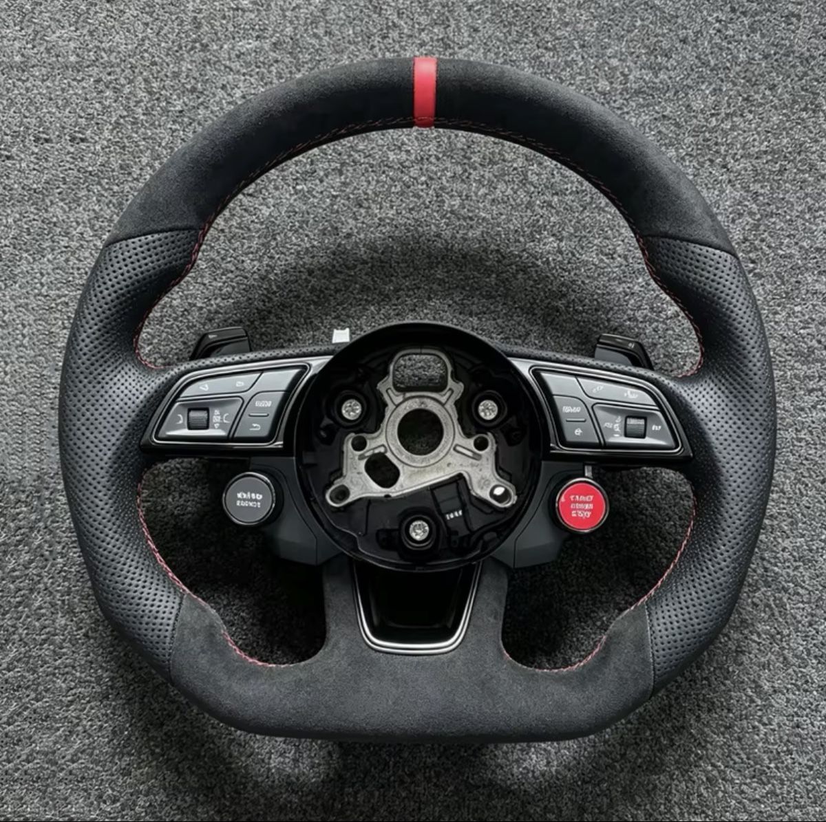 Audi Toutes les pièces auto: RS-Lenkrad – Neuf avec emballage d'origine à Effretikon par als_nv9l 1
