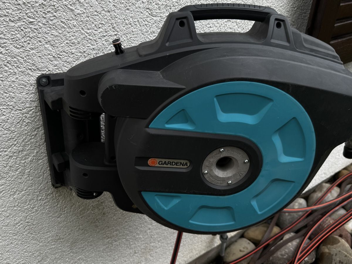 Gardena Tubi & Tubi flessibili: Gardena Gartenschlauch mit Automatik Aufroller – Usato da Gontenschwil venduto da Onlyyou