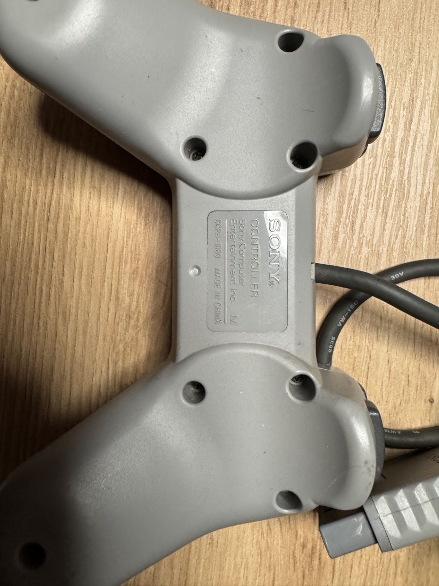 Sony Console: Originale Sony Playstation 1 mit 2 Controller, Top Zustand! – Usato da Biberist venduto da etesummer 7