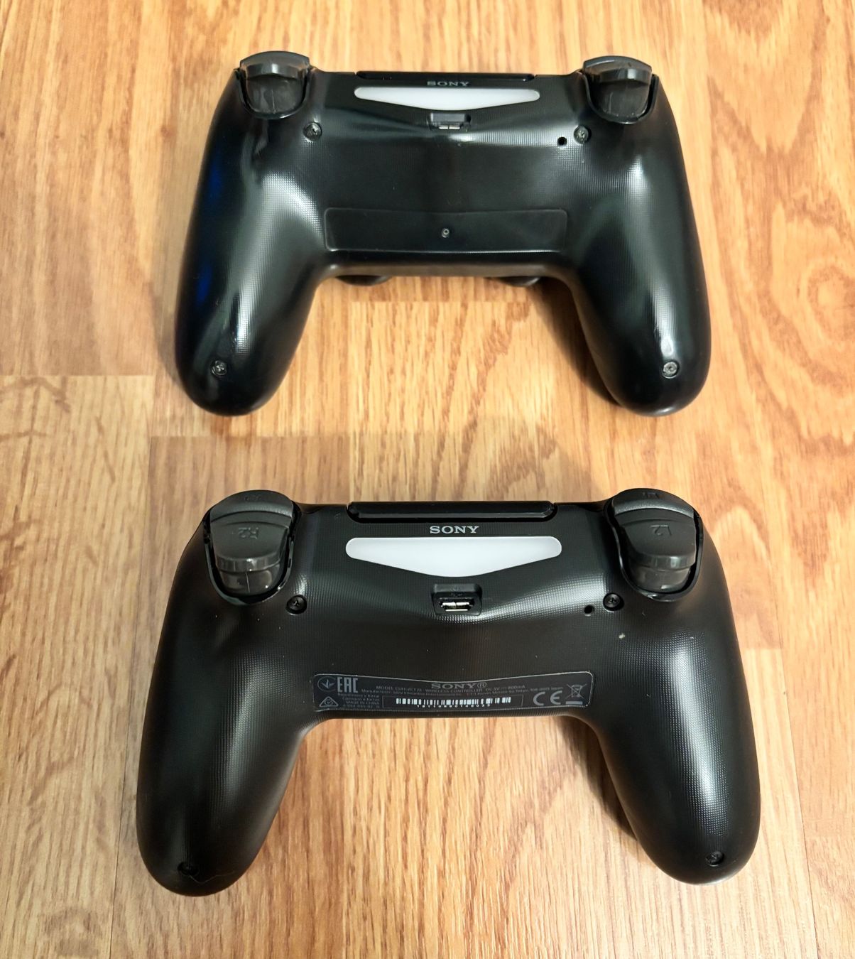 Sony Controller: 2x PlayStation 4 (PS4) Controller mit SpeedLink Ladestation – Defekt aus Suhr von twt_gb7n 6