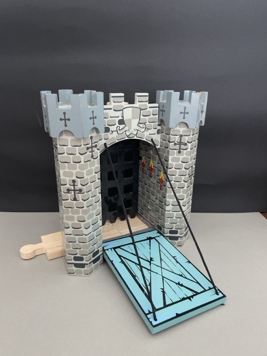 Jouets: Holzritterturm mit Eingang von EDIX Le Toyvan – D'occasion à Aesch BL par ell_8zv7