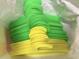 Grosse Menge Kleiderbügel , grün und gelb, für Kinder