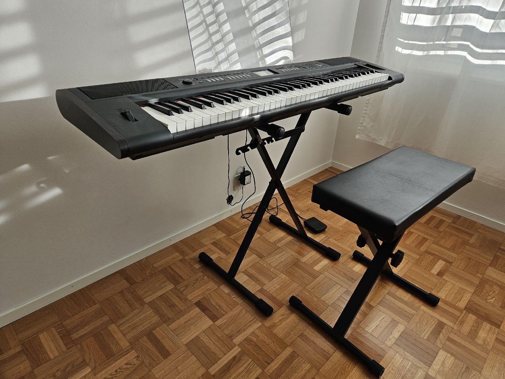Yamaha Musikinstrumente: Yamaha NP-V80 keyboard with stand, stool & bag – Gebraucht aus Schlieren von