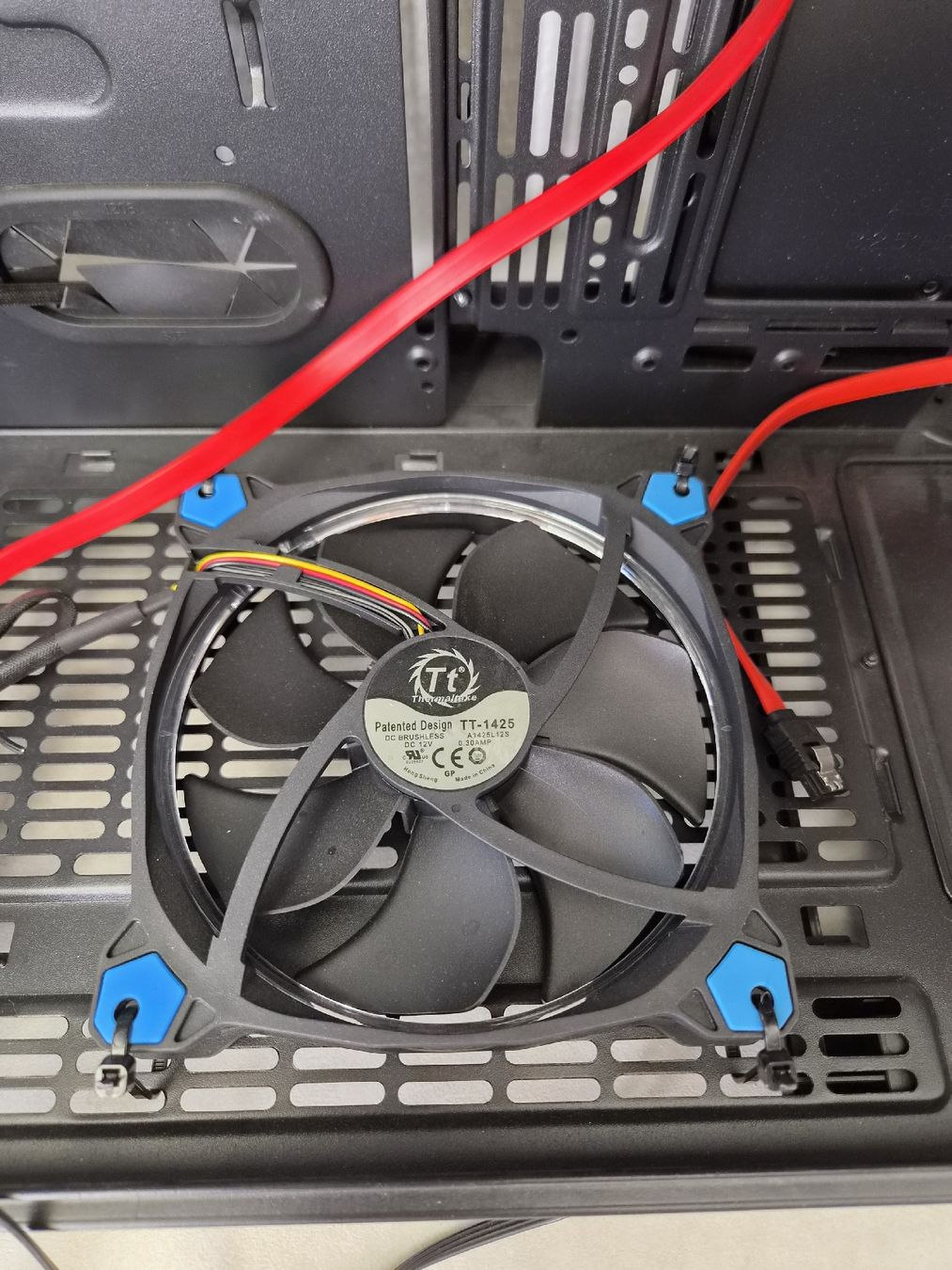 Thermaltake Custodie: Thermaltake PC Gehäuse unvollständig – Usato da SCHAFFHAUSEN venduto da Atami99 1
