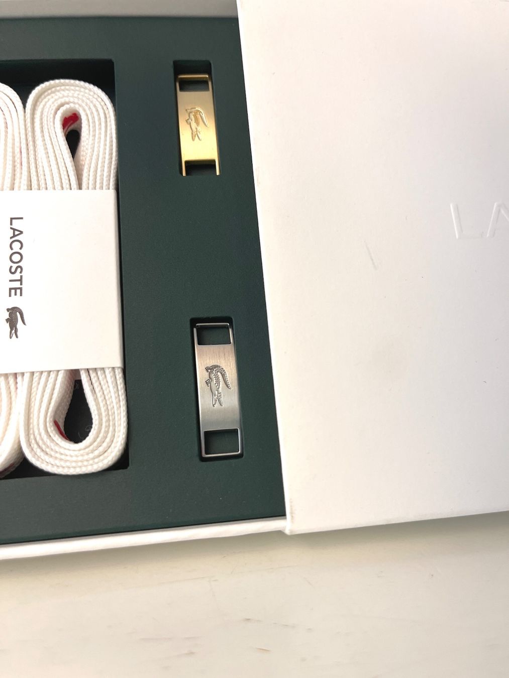 Sonstige Kleidung & Accessoires: LACOSTE Sneaker Customization Kit Schnürsenkel Lace Tags – Neu und originalverpackt aus Zürich von Arche_Brockenhaus 4