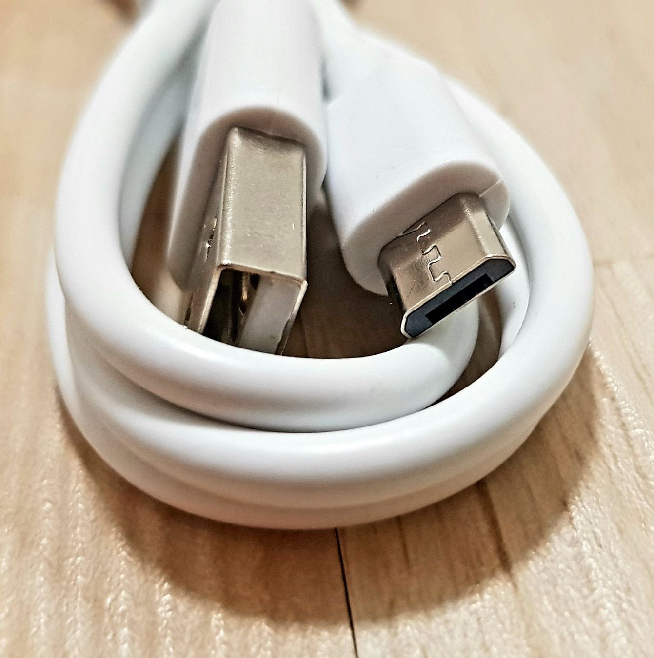 Cavi: Micro-USB Ladekabel, 1 m. Weiss, USB-A auf Micro-USB – Nuovo e nell'imballaggio originale da Winterthur venduto da ScooterBE 1