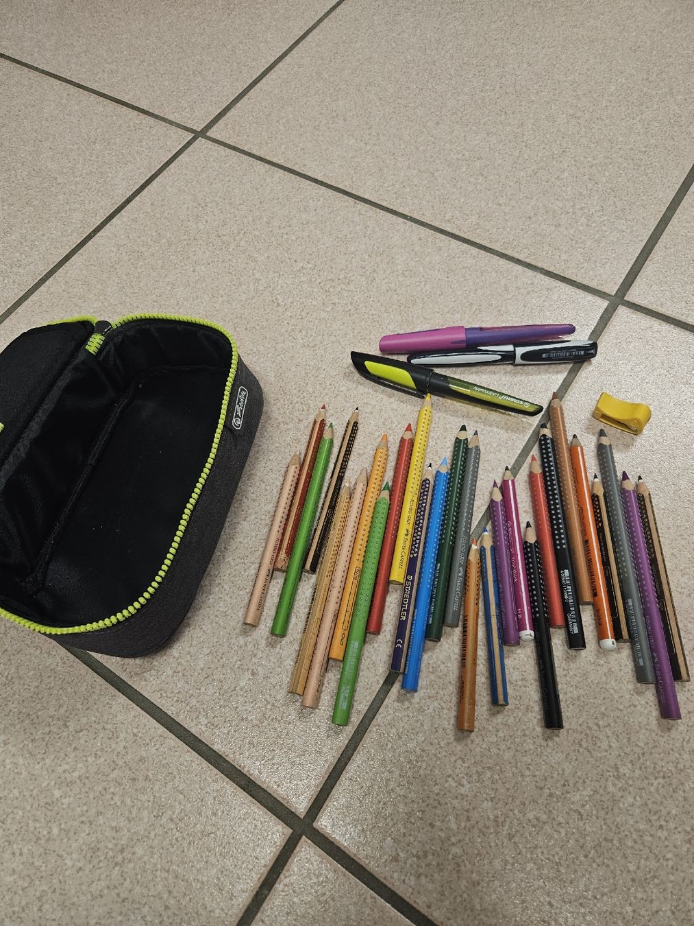 Herlitz Schüler-Etuis: Herlitz Federmäppchen mit Buntstiften – Gebraucht aus Widen von Calgary 4