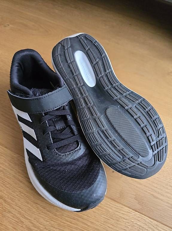 Scarpe per ragazzi: Adidas Turnschuhe in Grösse 35 – Usato da Stüsslingen venduto da Jersey_75 1