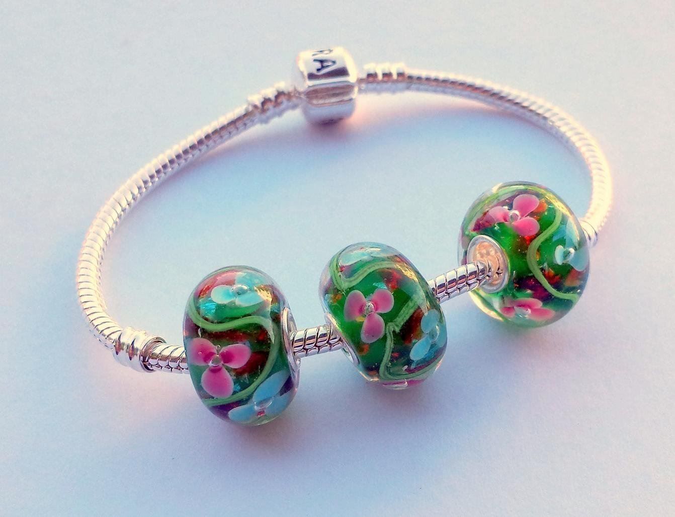 Perle (finte): LAMPWORK GRÜNE GLASPERLE MIT BLUMEN – Nuovo (secondo la descrizione) da Langenthal venduto da flowersNbirds