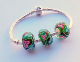 LAMPWORK GRÜNE GLASPERLE MIT BLUMEN