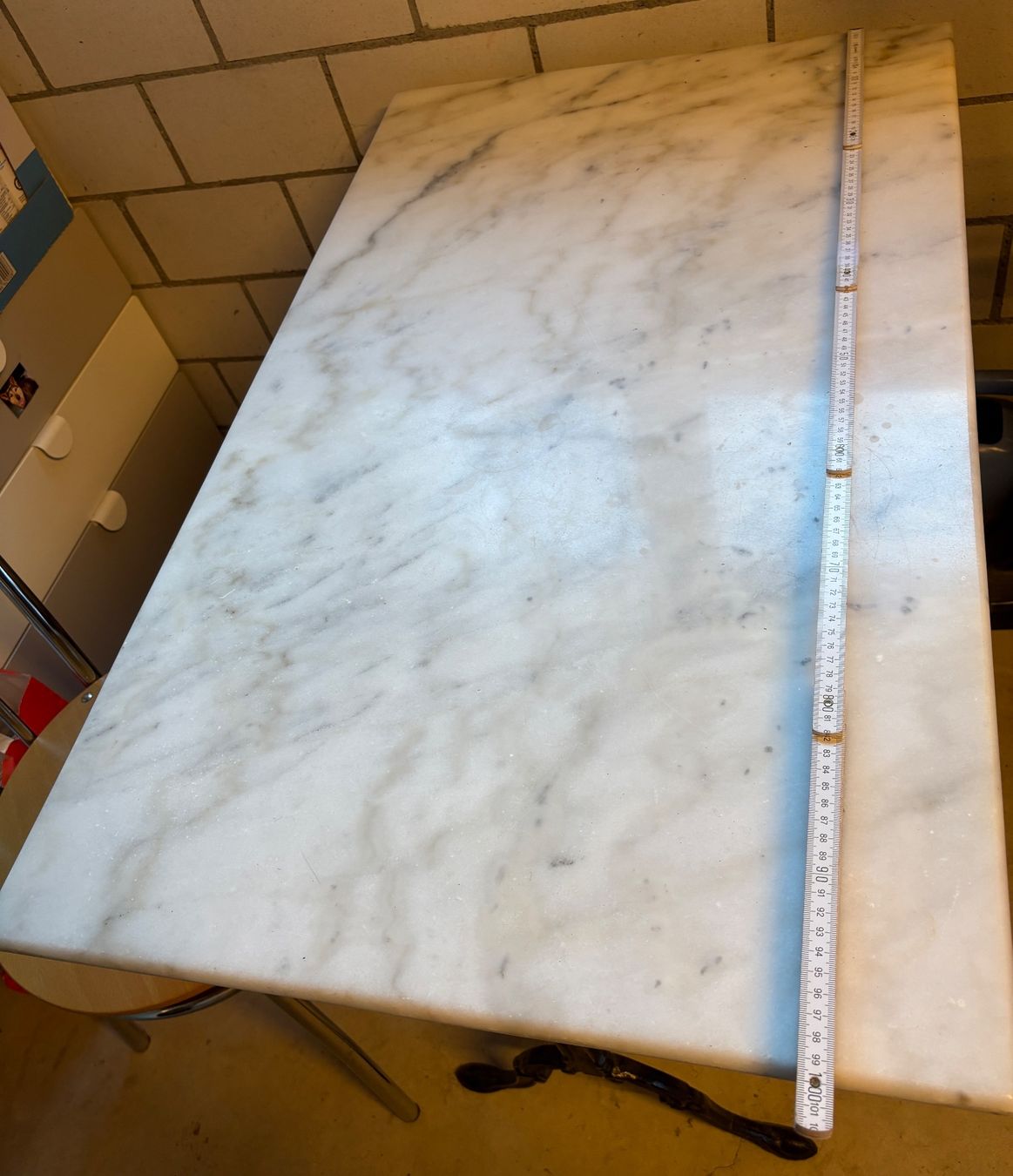 Tische: Marmortisch mit 4 Stühlen – Gebraucht aus Auenstein von 5222