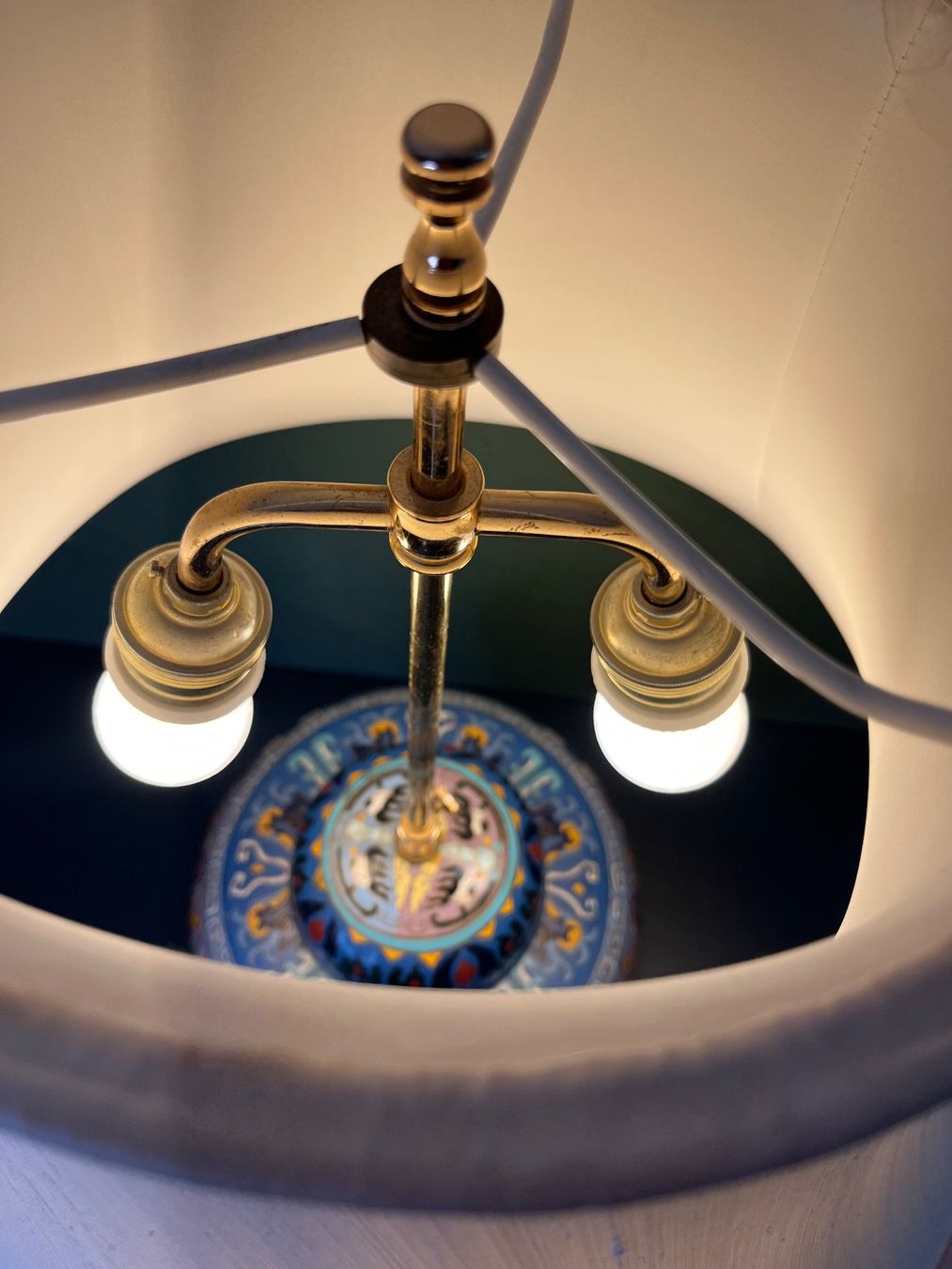 Lampade: Chinesische Cloisonné Tischlampe mit Stoffschirm – Usato da Otelfingen venduto da Yossi-68 6