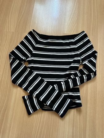 Schickes, gestreiftes Langarmshirt schulterfrei