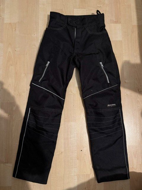 Pantalons: Kinder Motorradhose HELLSFIRE Neuwertig – D'occasion à Davos-Platz par Ilaja