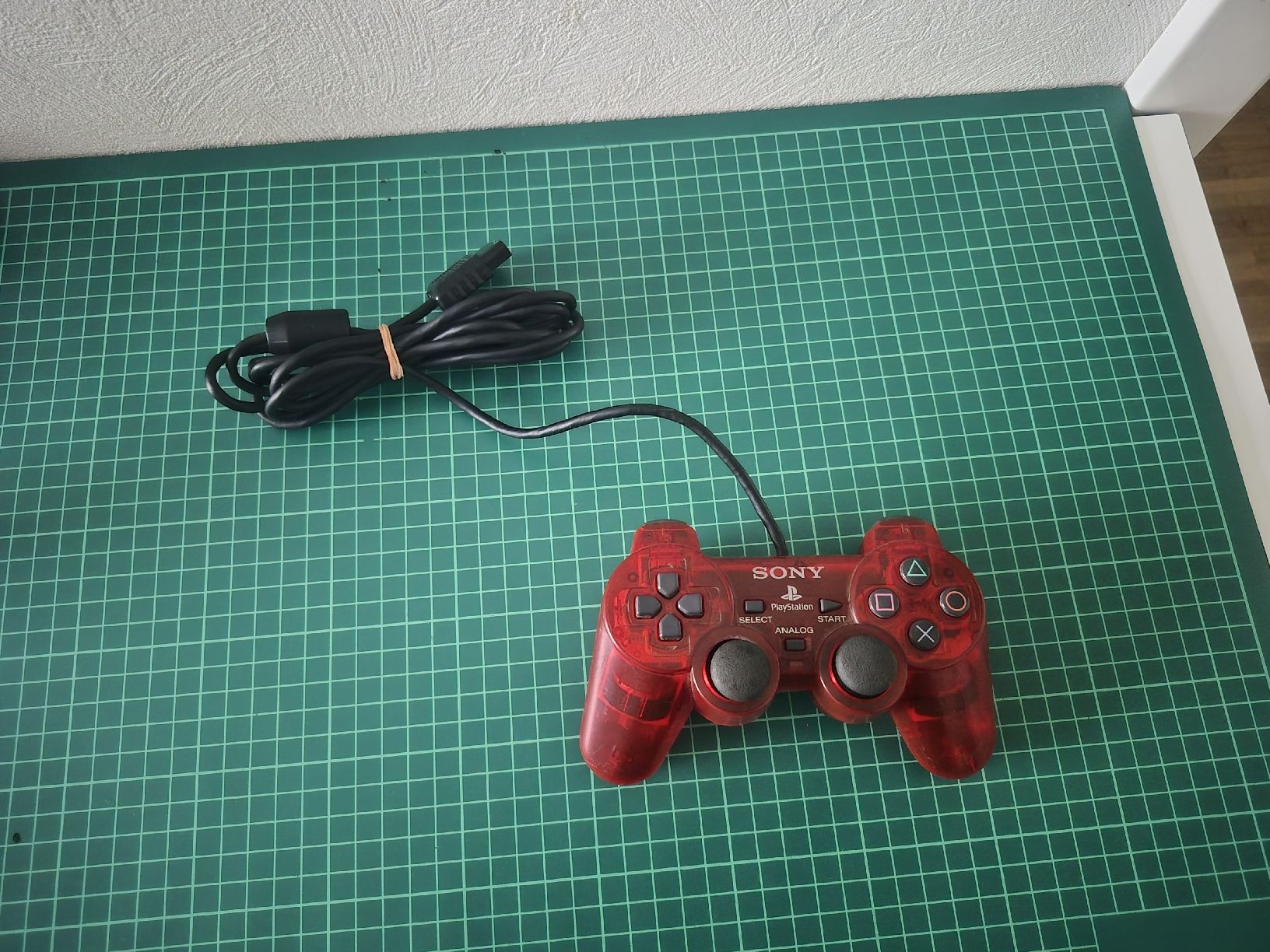 Sony Controller: Sony PS2 DualShock 2 Controller - Translucent Red (Used) 🎮 – Usato da Meyrin venduto da Retro-GZ