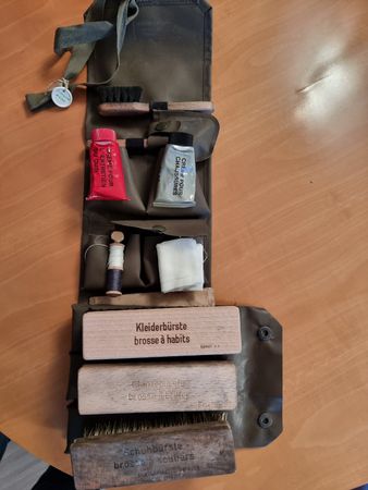 Original Mannzputzmaterial  der Schweizer Armee