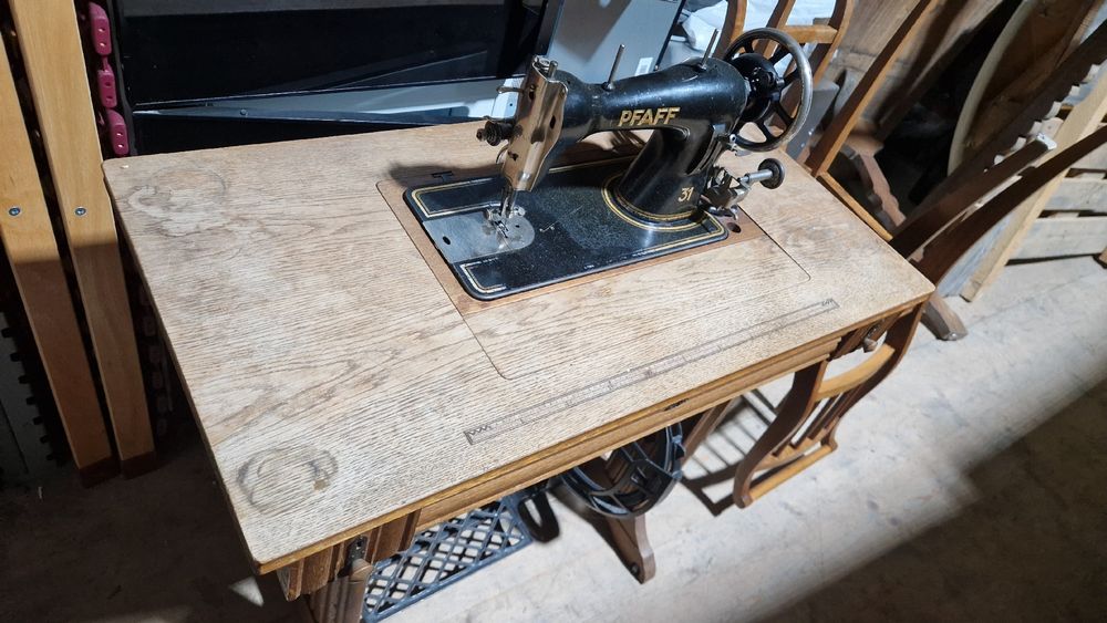 Schne Alte Nhmaschine Mit Tisch Fotos
