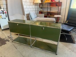 USM Haller TV-Möbel, neue lackierte Bleche - olivgrün