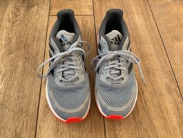 Adidas Sportschuhe hellgrau-rot Grösse 40