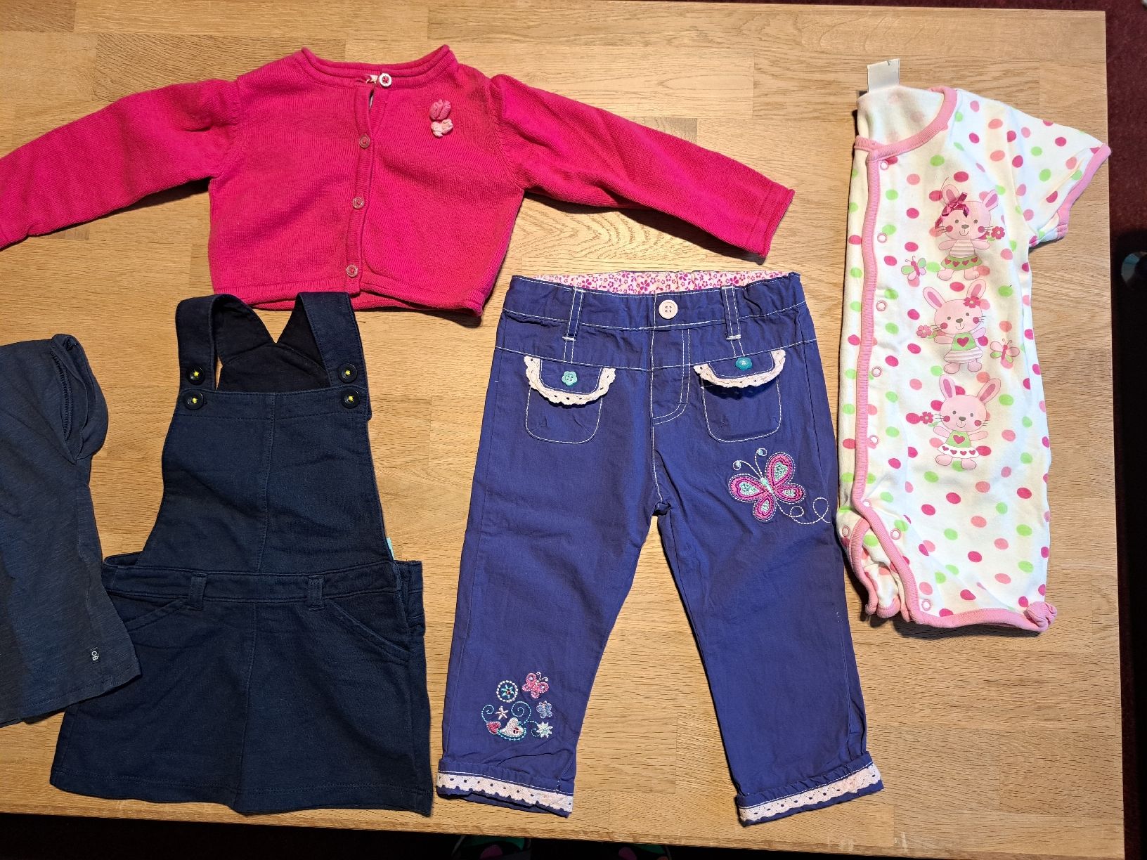 C&A Ensembles coordonnés: Mädchen Kleiderpaket, Grösse 80, Tshirt, Kleid, Hose, Jacke – D'occasion à Bergdietikon par Staphylococcus 1
