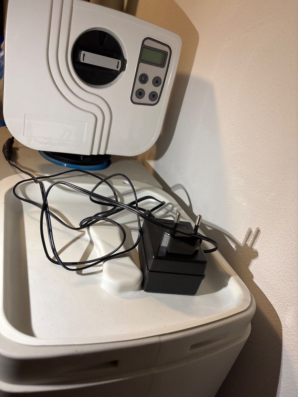 Sanitari: Water Softener System, Cabinet Design, Used Condition – Usato da Veyrier venduto da pjt_bwk6 2