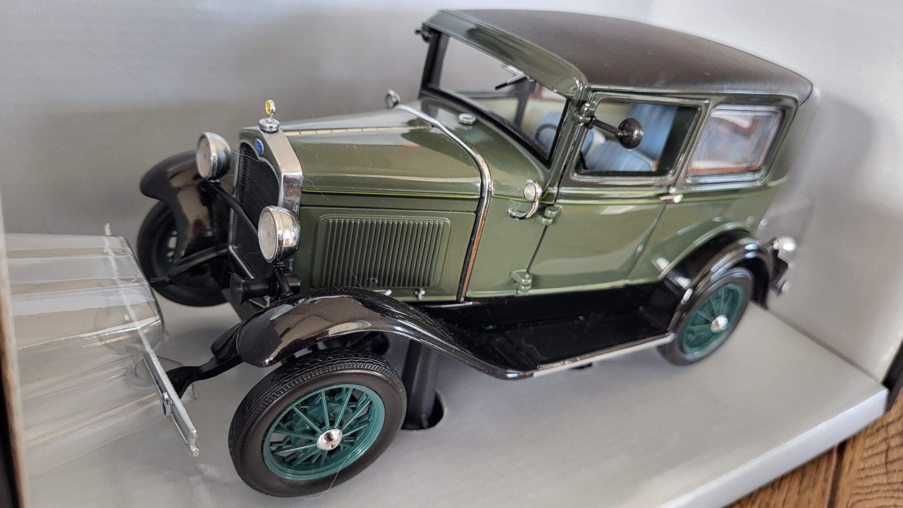 Modellini d'auto: Ford Model A 1931 1:18 Motor City Classics – Usato da Rothrist venduto da Juana5 1