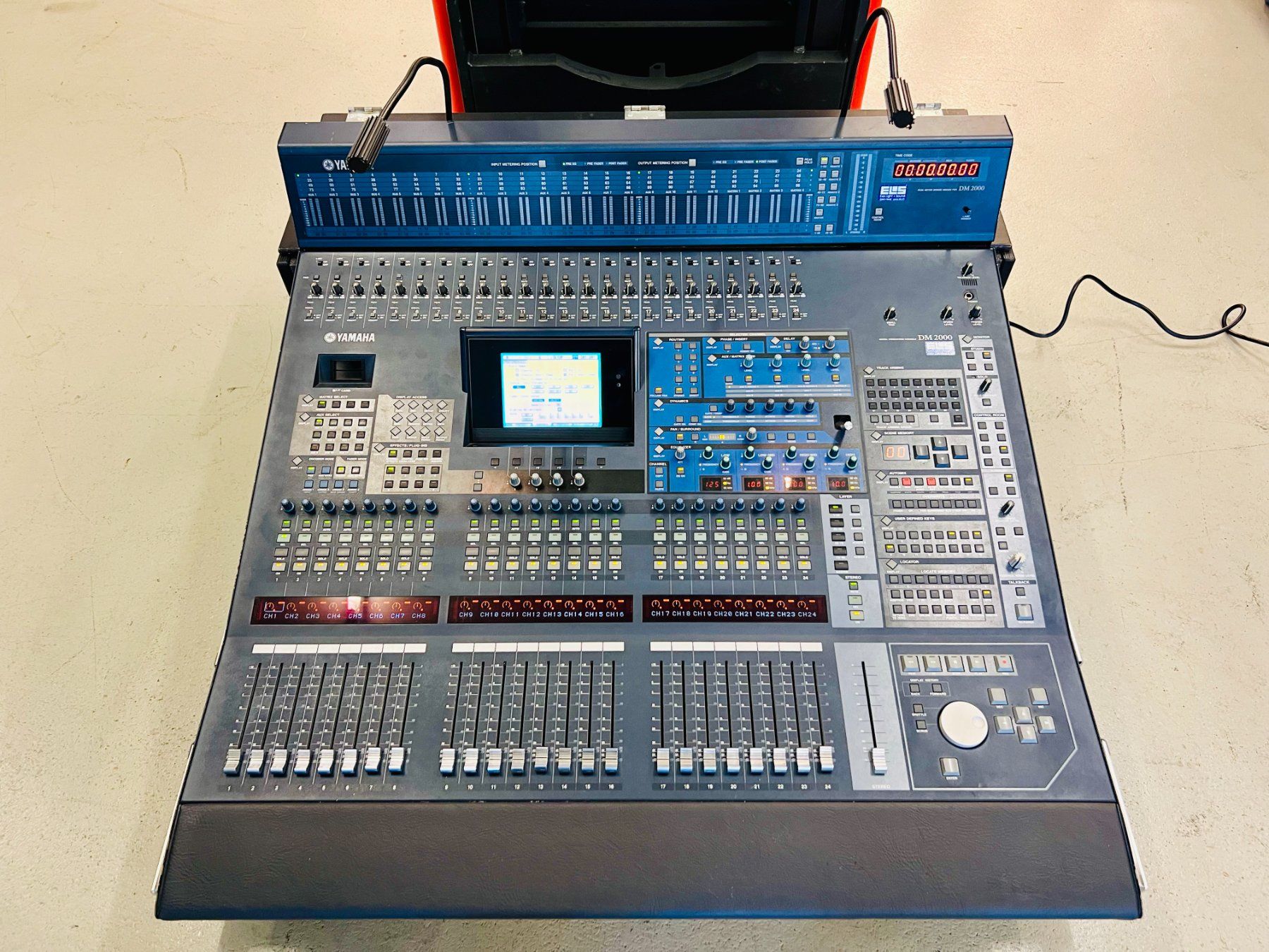 Yamaha Console di mixaggio: Yamaha DM2000 V2 Digital Mixer inkl. Meter Bridge und Case – Usato da Dietikon venduto da ExaLightAndSound 2