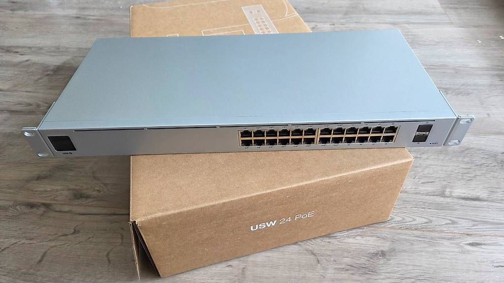 Ubiquiti Hubs & Switches: Ubiquiti UniFi Switch USW 24 PoE – D'occasion à St.Erhard par tokylo 1