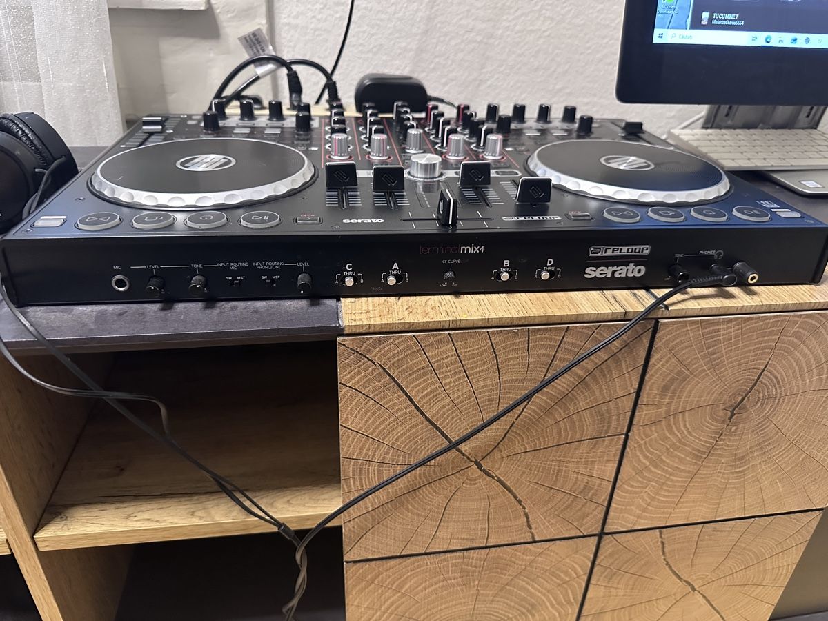 Reloop Console di mixaggio: Reloop Terminal Mix 4 DJ Controller with Sony Headphones – Nuovo (secondo la descrizione) da Rüti ZH venduto da nco_6bvs 1