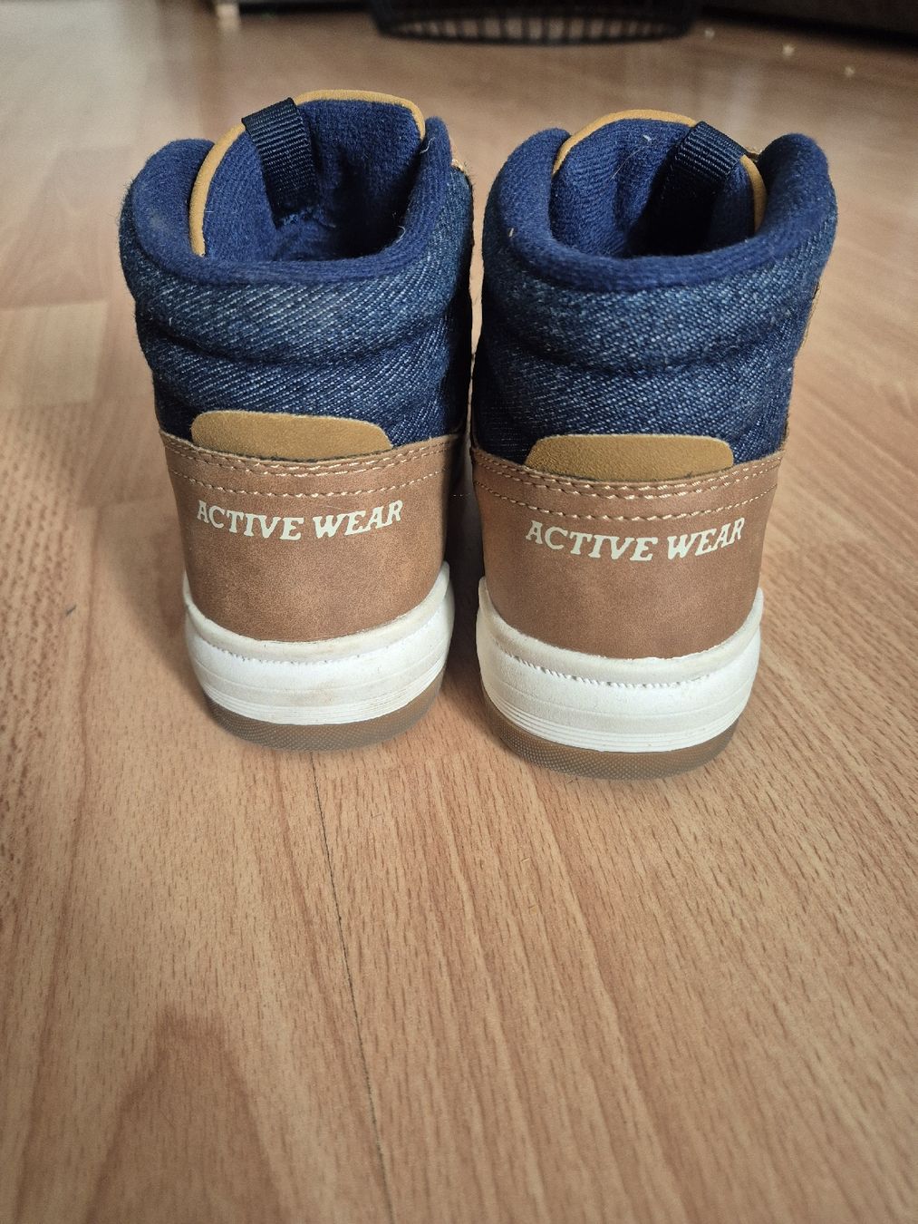 Scarpe da uomo: Vty Kinder-Sneaker Gr. 30 – Usato da Oberuzwil venduto da mar_zq5f 1