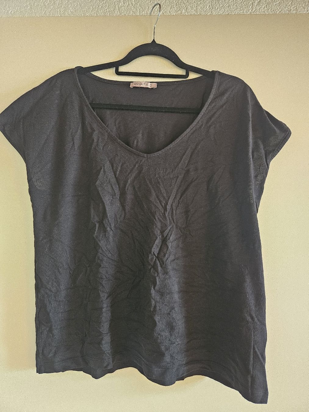 Anna Field T-shirt: T-shirt noir léger Anna Field – Usato da Fontenais venduto da zizatie