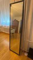 Ganzkörperspiegel mit schwarzem Metallrahmen