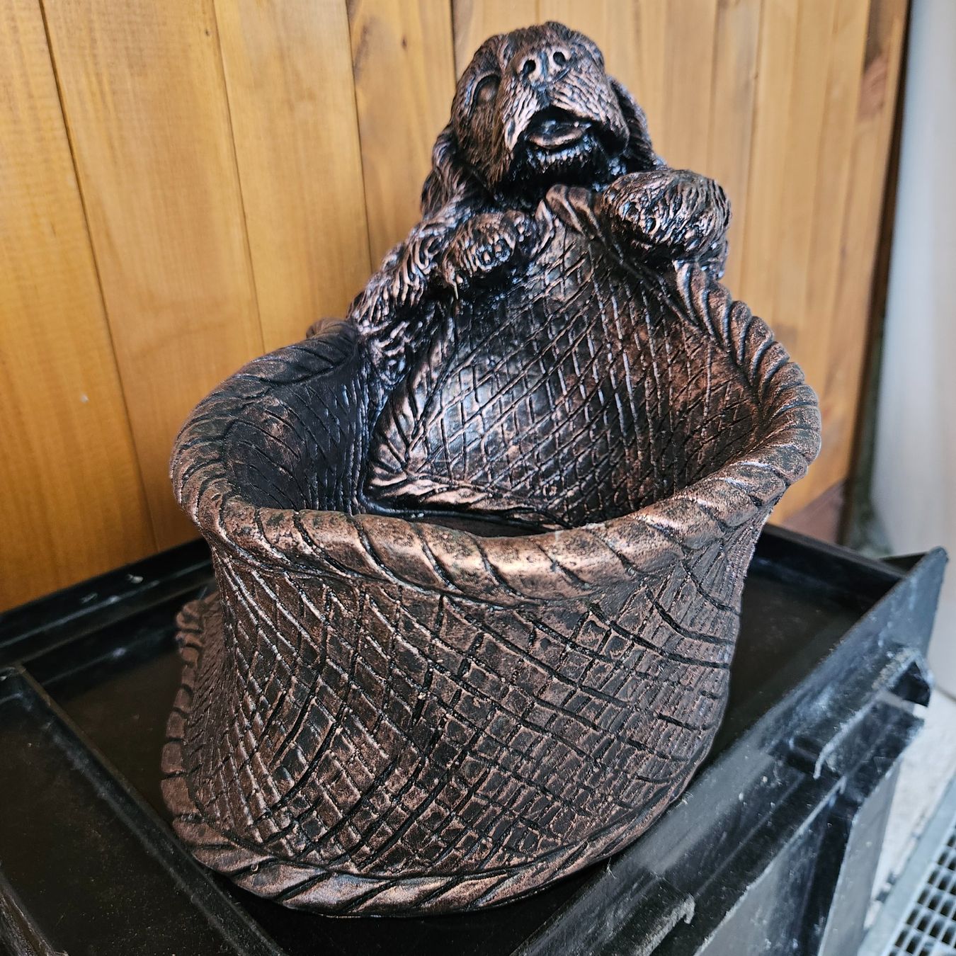 Statuette: Hund mit Korb Dekoration Gartenfigur Gibs oder Kunstgibs neu – Nuovo (secondo la descrizione) da St.Gallenkappel venduto da RocknSkull 1