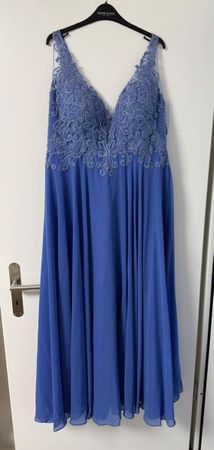 Abendkleid blau mit Spitze, Perlen und Stola neuwertig