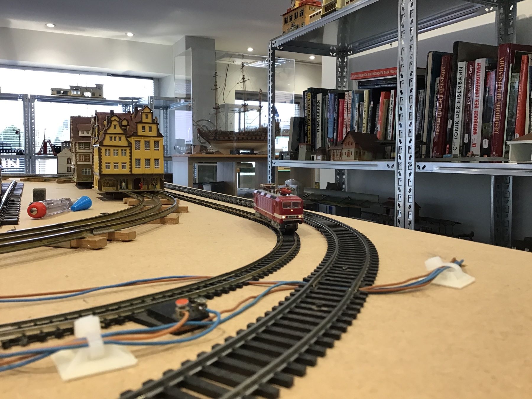 Roco Modellini di ferrovie: ROCO SPUR N- BR 143 579-4 DR - – Usato da Männedorf venduto da Modell-Spezialisten 1