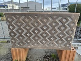 Pflanztrog aus Beton mit geometrischem Rautenmuster 59x33x29