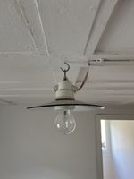 Antike Lampe / Stalllampe mit Emailleschirm