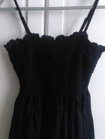 Schwarzes Sommerkleid, kurz mit Trägern